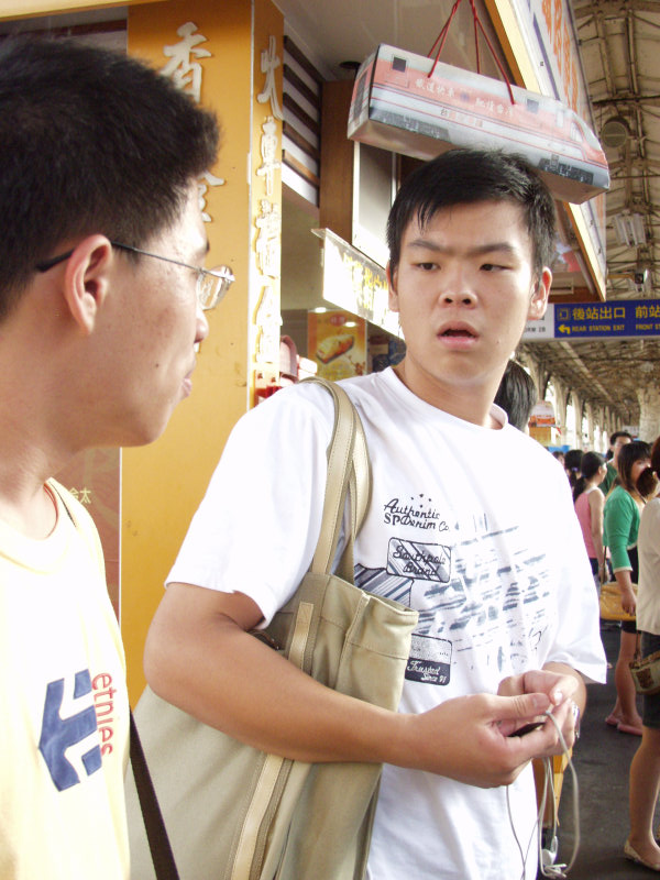 月台交談的旅客2006台中火車站台灣鐵路旅遊攝影
