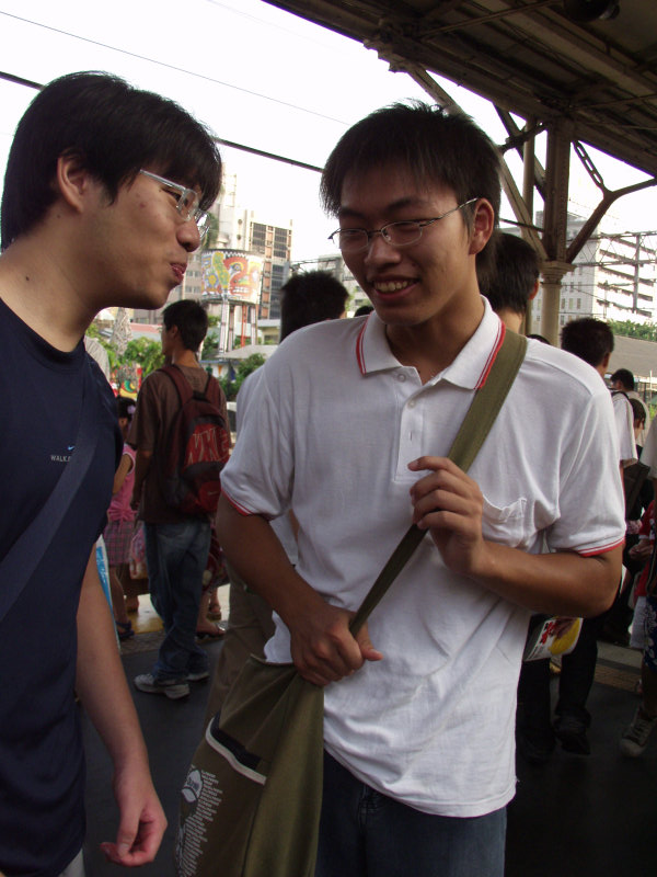 月台交談的旅客2006台中火車站台灣鐵路旅遊攝影