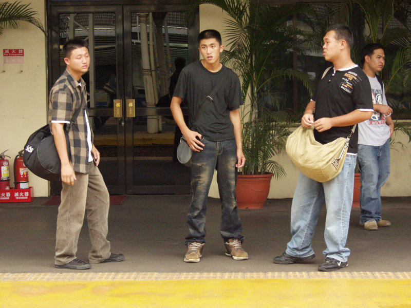 月台交談的旅客2006台中火車站台灣鐵路旅遊攝影