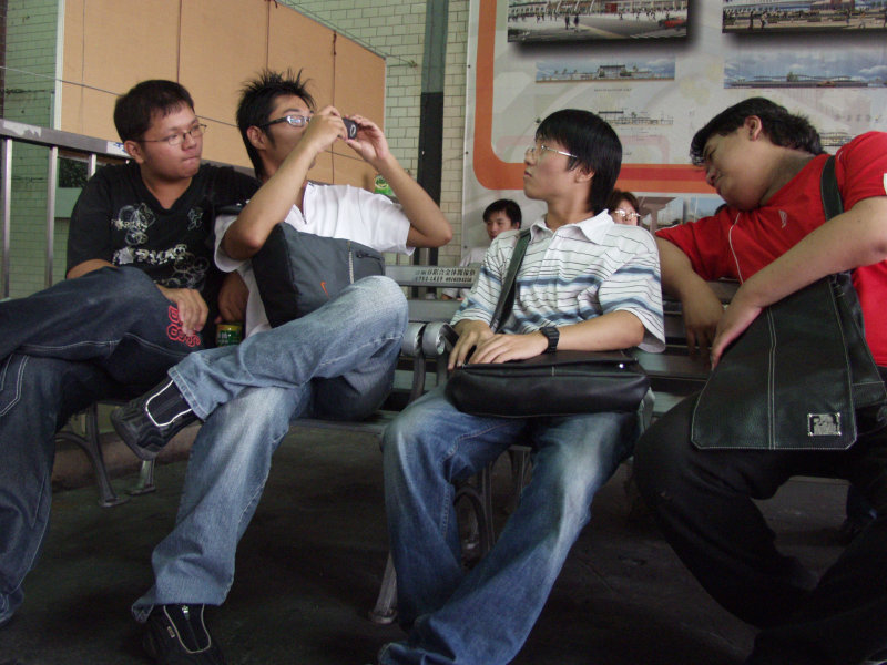 月台交談的旅客2006台中火車站台灣鐵路旅遊攝影