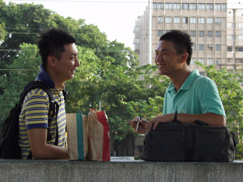 月台交談的旅客2006台中火車站台灣鐵路旅遊攝影