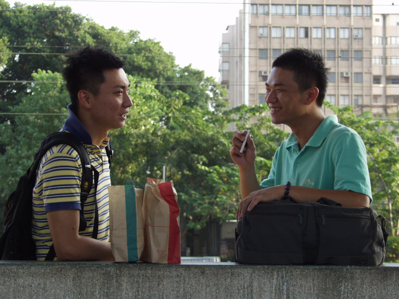 月台交談的旅客2006台中火車站台灣鐵路旅遊攝影