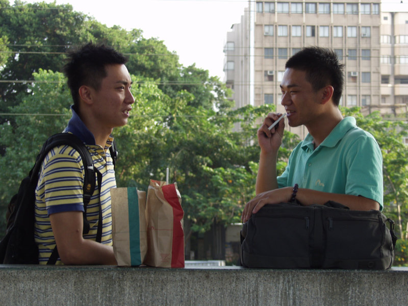 月台交談的旅客2006台中火車站台灣鐵路旅遊攝影