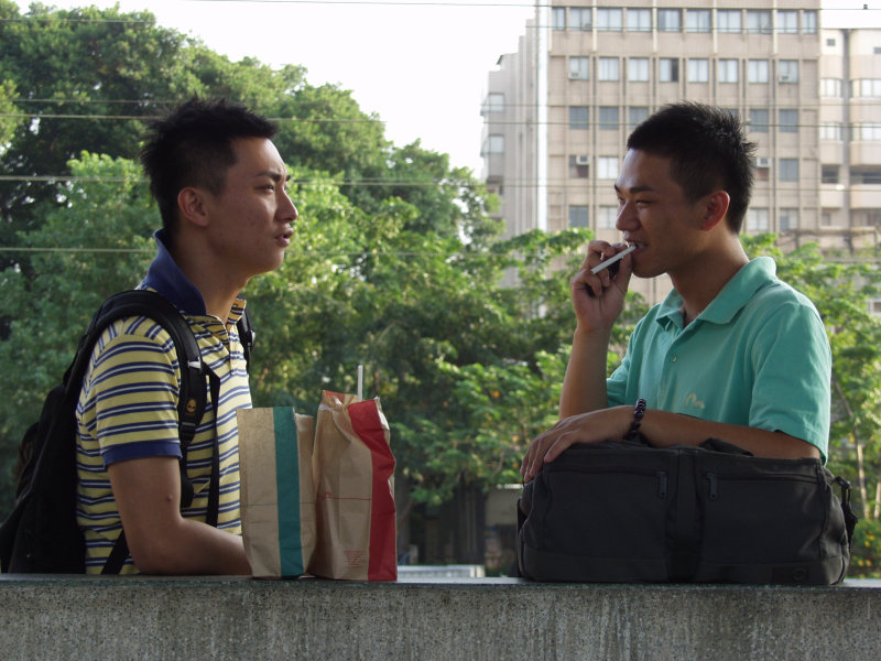 月台交談的旅客2006台中火車站台灣鐵路旅遊攝影