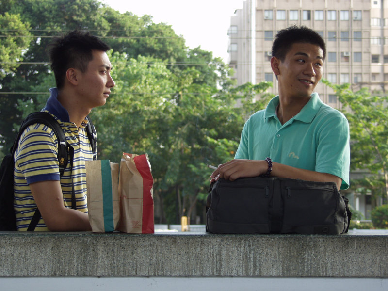 月台交談的旅客2006台中火車站台灣鐵路旅遊攝影