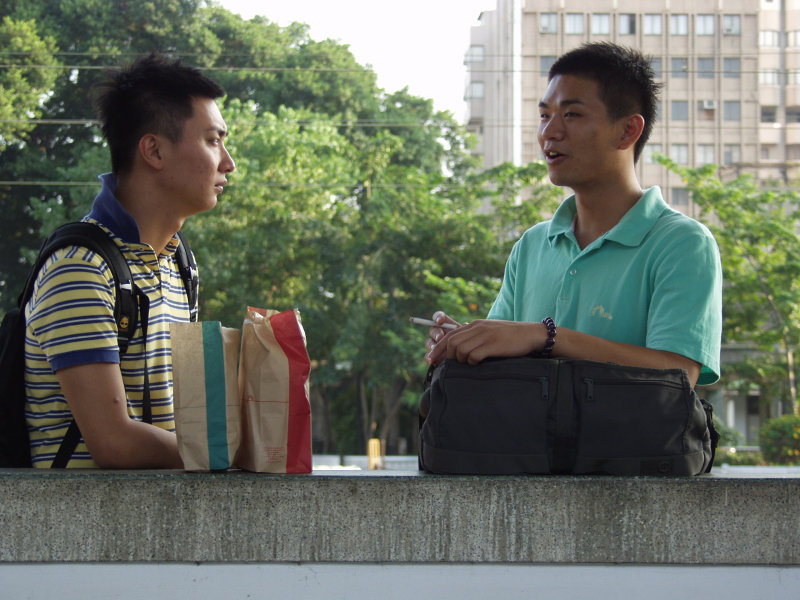 月台交談的旅客2006台中火車站台灣鐵路旅遊攝影