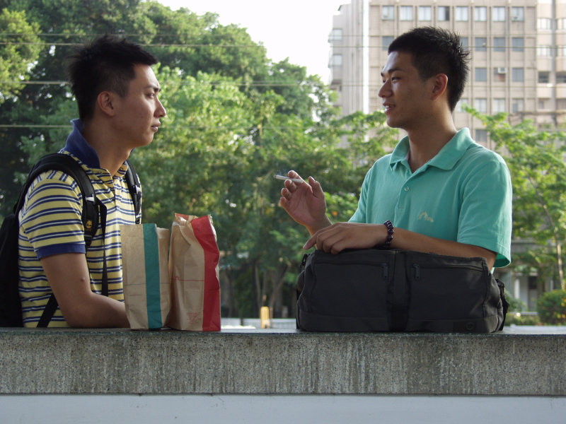 月台交談的旅客2006台中火車站台灣鐵路旅遊攝影