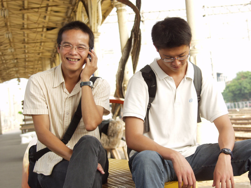 月台交談的旅客2006台中火車站台灣鐵路旅遊攝影