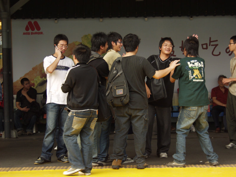 月台交談的旅客2006台中火車站台灣鐵路旅遊攝影