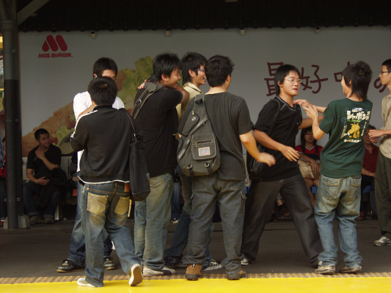 月台交談的旅客2006台中火車站台灣鐵路旅遊攝影