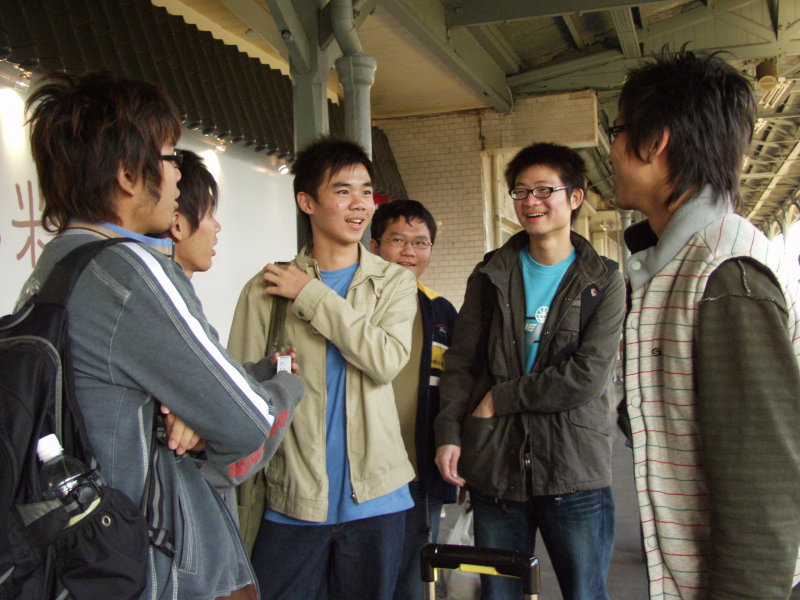月台交談的旅客2006台中火車站台灣鐵路旅遊攝影