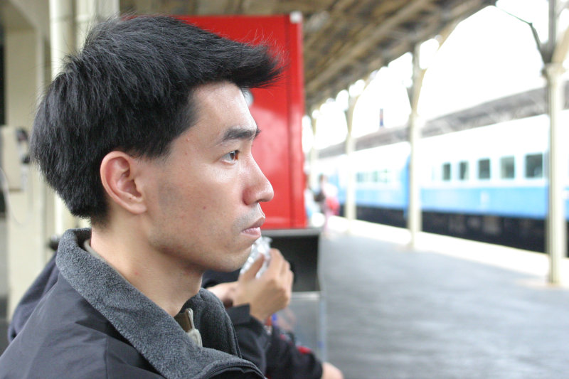 月台旅客2005年台中火車站台灣鐵路旅遊攝影