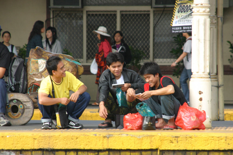 月台旅客2005年台中火車站台灣鐵路旅遊攝影
