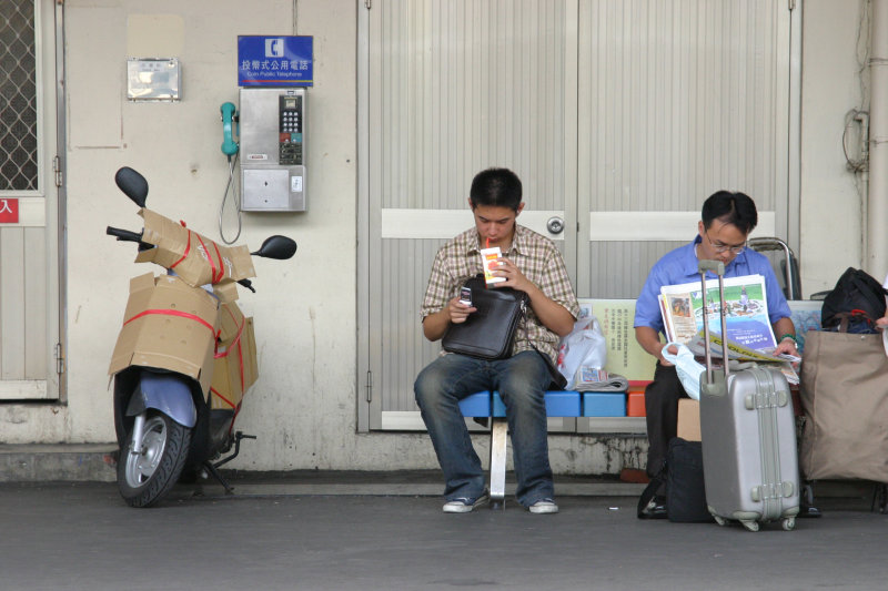 月台旅客2005年台中火車站台灣鐵路旅遊攝影