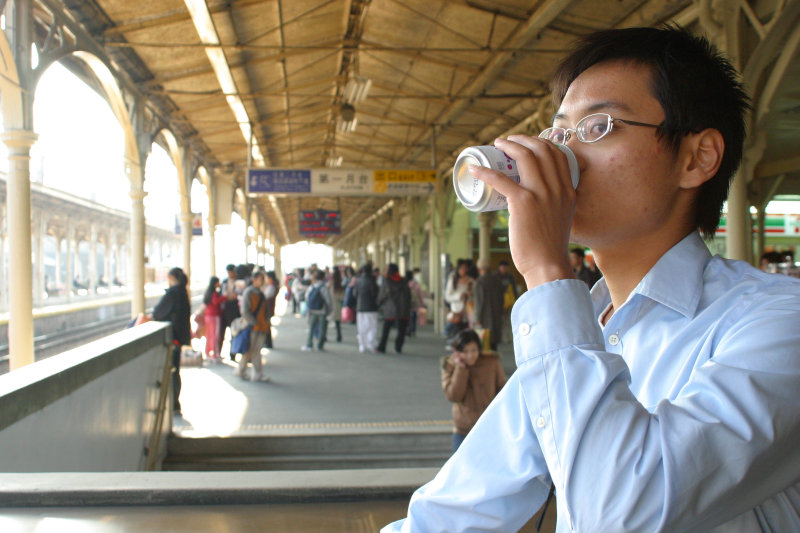 月台旅客2005年台中火車站台灣鐵路旅遊攝影