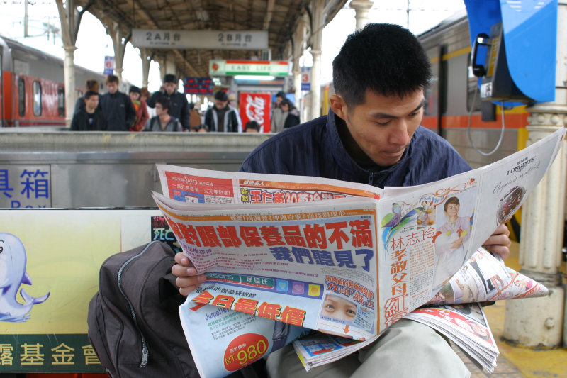 月台旅客2005年台中火車站台灣鐵路旅遊攝影