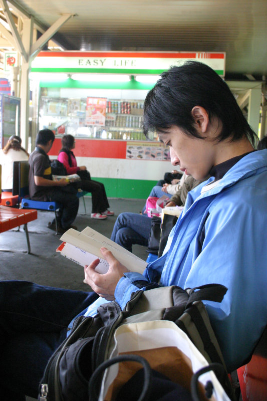 月台旅客2005年台中火車站台灣鐵路旅遊攝影