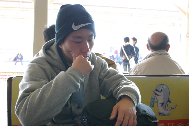 月台旅客2005年台中火車站台灣鐵路旅遊攝影