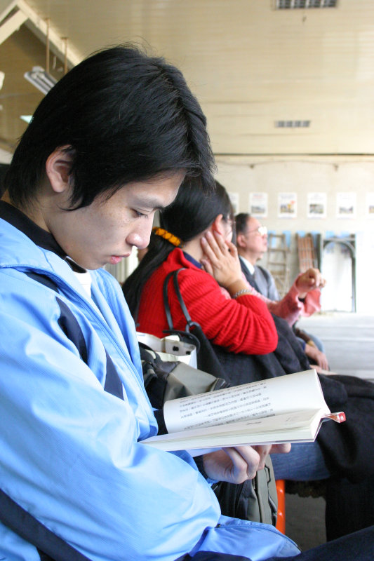 月台旅客2005年台中火車站台灣鐵路旅遊攝影