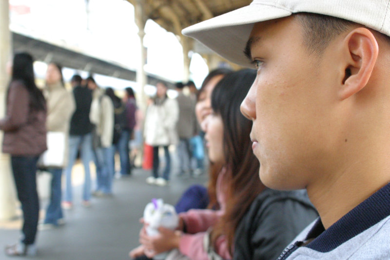 月台旅客2005年台中火車站台灣鐵路旅遊攝影
