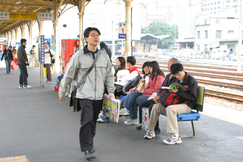 月台旅客2005年台中火車站台灣鐵路旅遊攝影