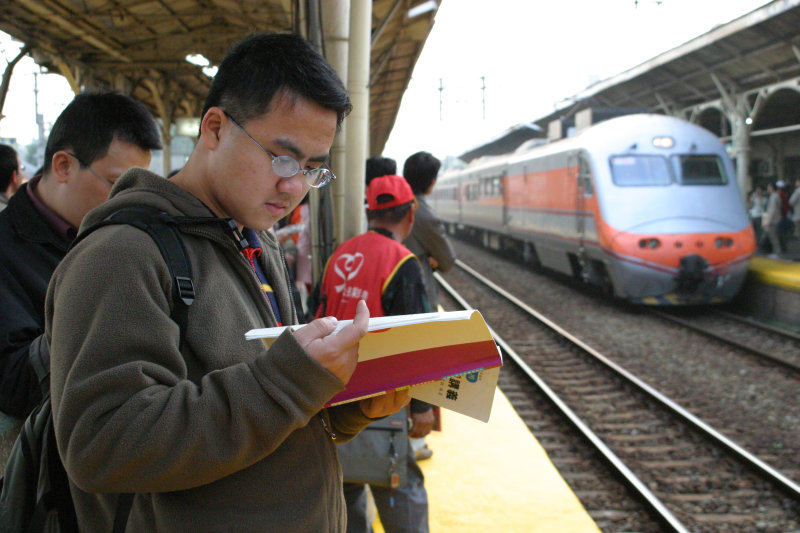 月台旅客2005年台中火車站台灣鐵路旅遊攝影