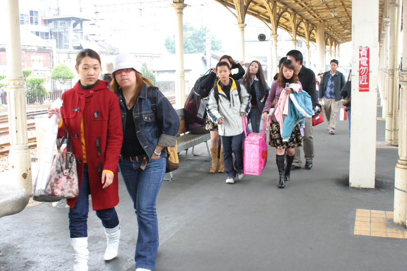 月台旅客2005年台中火車站台灣鐵路旅遊攝影