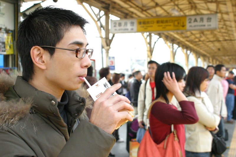 月台旅客2005年台中火車站台灣鐵路旅遊攝影
