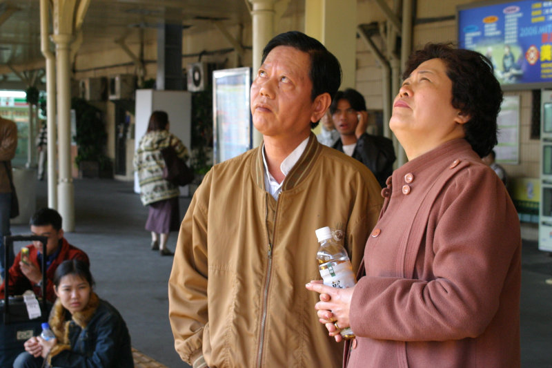 月台旅客2005年台中火車站台灣鐵路旅遊攝影