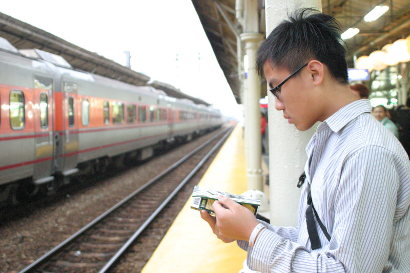 月台旅客2005年台中火車站台灣鐵路旅遊攝影