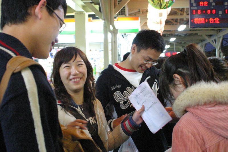 月台旅客2005年台中火車站台灣鐵路旅遊攝影