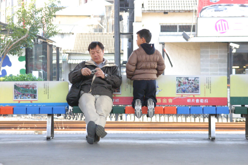 月台旅客2005年台中火車站台灣鐵路旅遊攝影