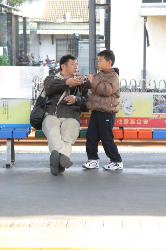 月台旅客2005年台中火車站台灣鐵路旅遊攝影