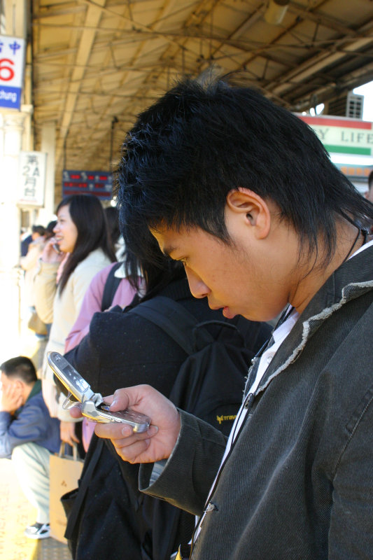 月台旅客2005年台中火車站台灣鐵路旅遊攝影