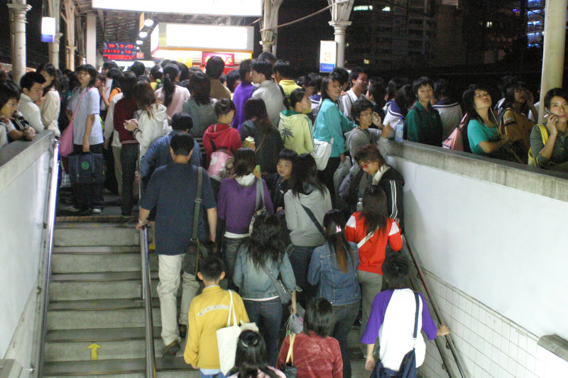 月台旅客2005年台中火車站台灣鐵路旅遊攝影