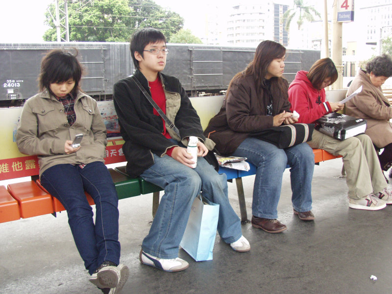 月台旅客2005年台中火車站台灣鐵路旅遊攝影