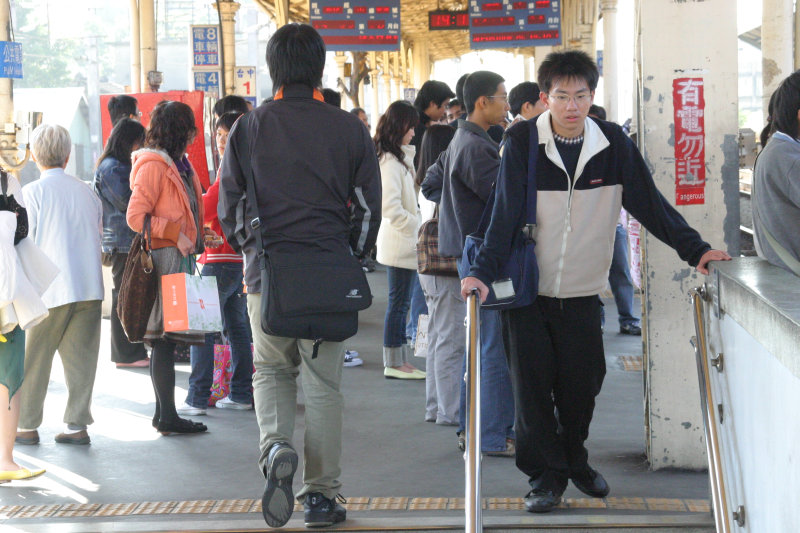 月台旅客2006台中火車站台灣鐵路旅遊攝影