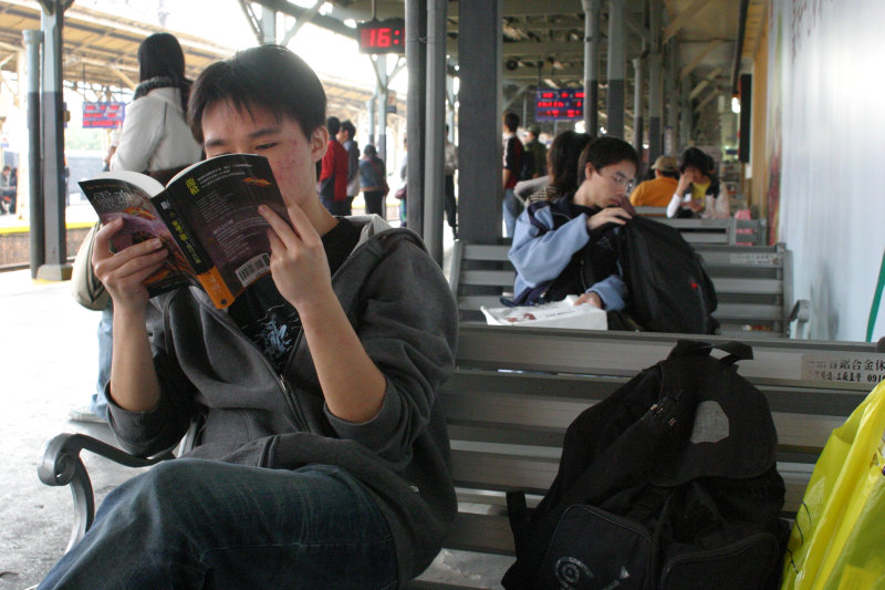 月台旅客2006台中火車站台灣鐵路旅遊攝影