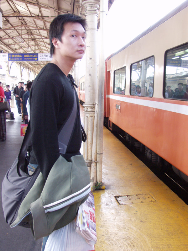 月台旅客2006台中火車站台灣鐵路旅遊攝影