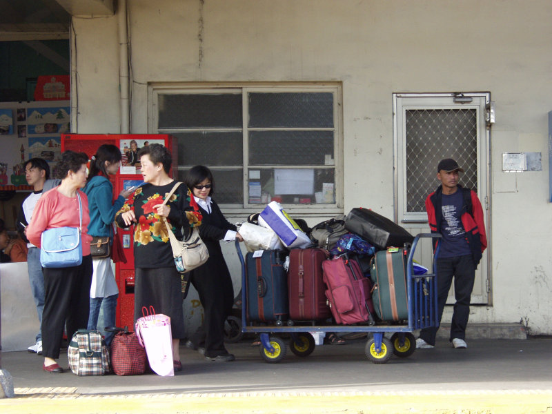 月台旅客2006台中火車站台灣鐵路旅遊攝影