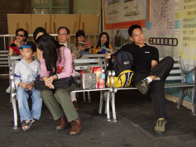 月台旅客2006台中火車站台灣鐵路旅遊攝影