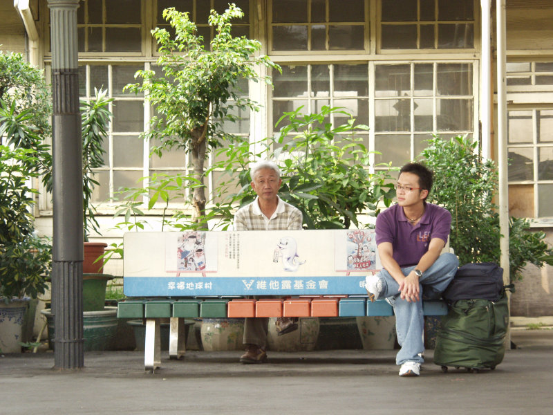 月台旅客2006台中火車站台灣鐵路旅遊攝影
