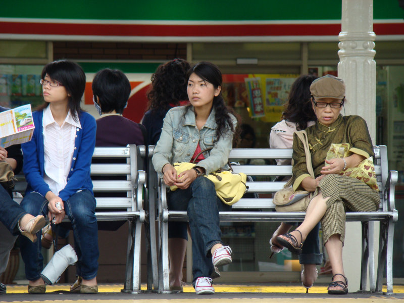月台旅客2007台中火車站台灣鐵路旅遊攝影