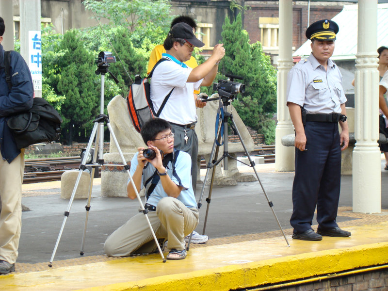 月台旅客2007台中火車站台灣鐵路旅遊攝影