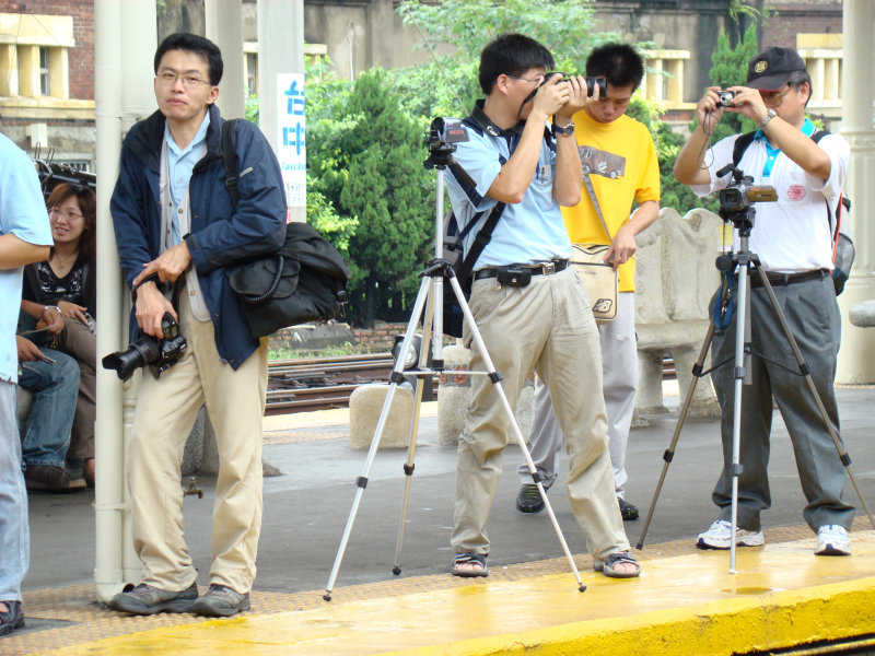 月台旅客2007台中火車站台灣鐵路旅遊攝影