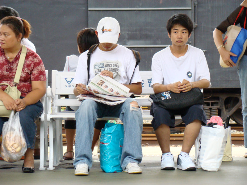 月台旅客2007台中火車站台灣鐵路旅遊攝影