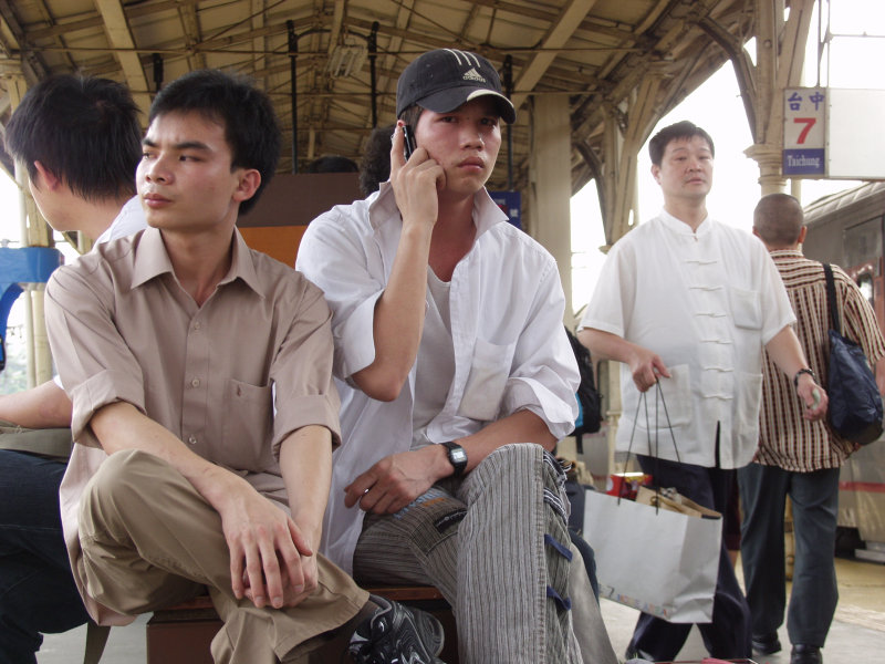 月台旅客2007台中火車站台灣鐵路旅遊攝影