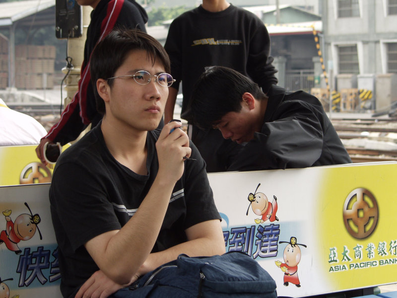 月台旅客特寫2002台中火車站台灣鐵路旅遊攝影