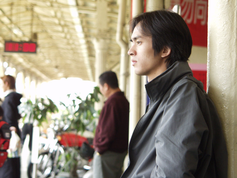 月台旅客特寫2002台中火車站台灣鐵路旅遊攝影