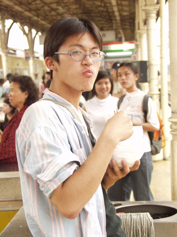 月台旅客特寫2002台中火車站台灣鐵路旅遊攝影